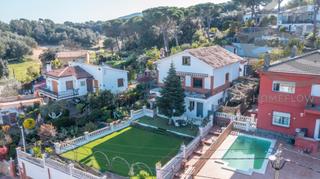 Casa a Can Massuet del Far. Encantadora casa con piscina y apartamento independiente