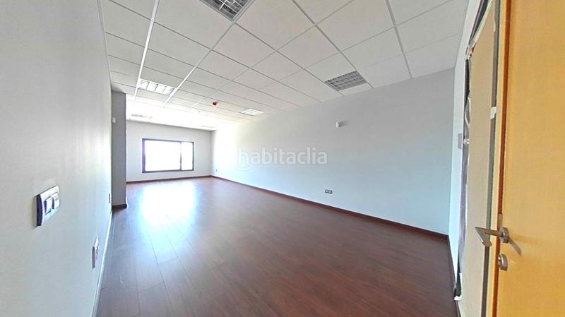 Foto a2fc03d9-0abd-4dd5-a9a1-6ade811819b4. Bureau dans Salteras