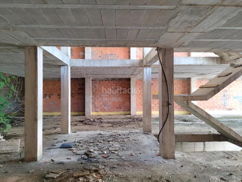 Foto c6b0ef17-6e70-4cb5-aec8-3dc1e9c238e4. Parking coche en Enguera