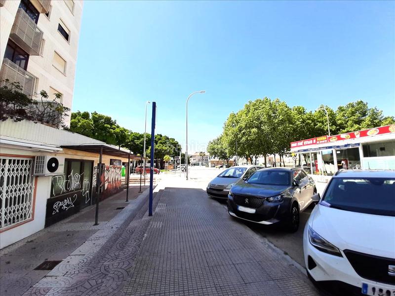 Foto b1e1ac8f-300d-48e0-9cb4-3f4ef4ee0ad3. Local comercial en Playa de Gandía Gandia