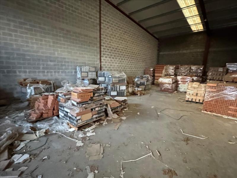 Foto af9b12bf-40c4-40c8-ac89-4b5ba92b52e6. Fabrikhalle in Hormilla