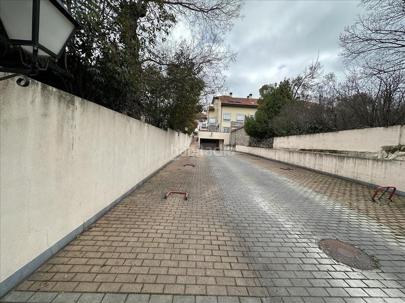 Foto fc9e6953-eb09-4c8f-b04e-4febc04bd786. Parking voiture dans Villalba Pueblo Collado Villalba