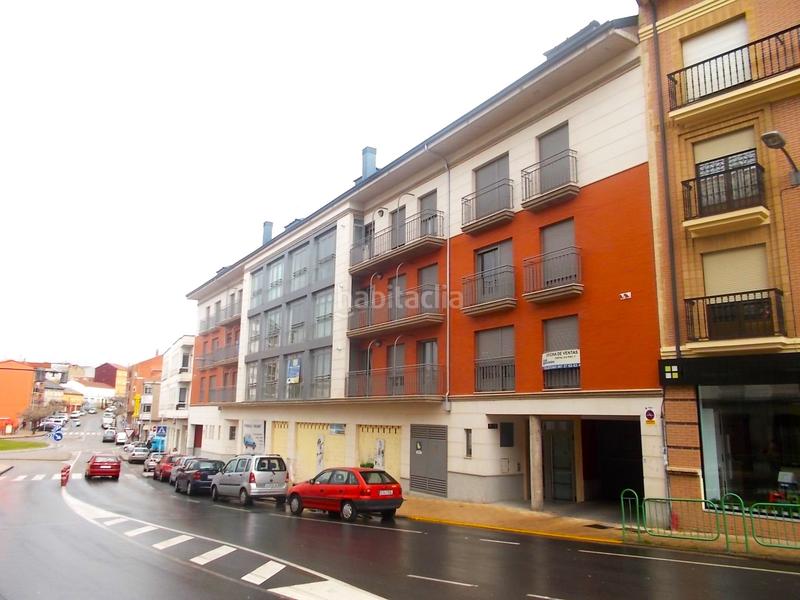 Foto ce0b7d5a-7a27-4fc1-8393-09a668a8d99f. Aparcament cotxe a Astorga