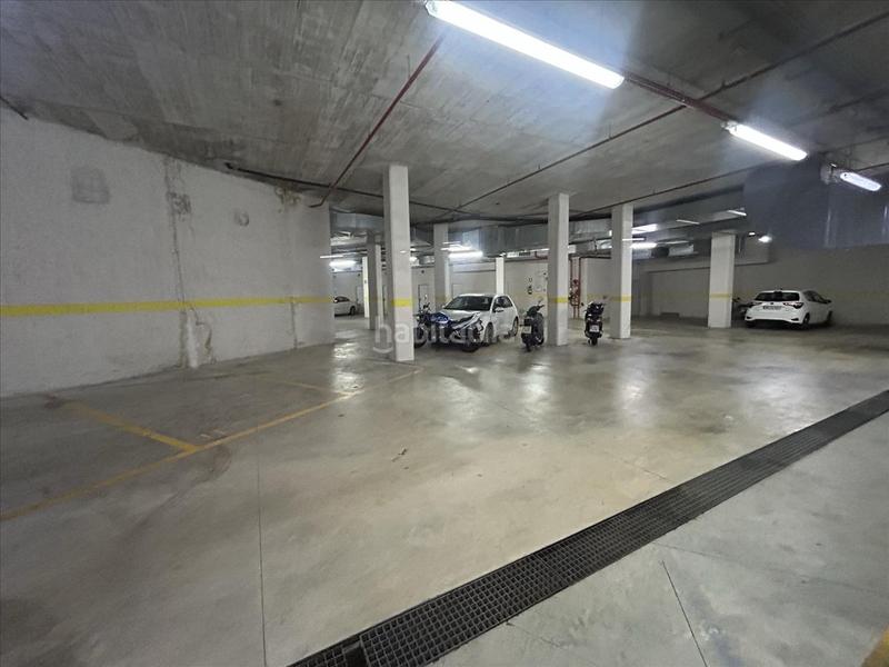 Foto ceacd4ab-30ea-4453-8a5d-454633f2627f. Parking voiture dans Hostafrancs Barcelona