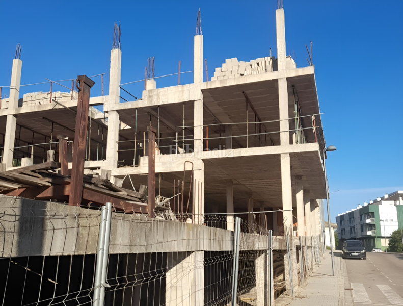 Foto 799d0340-14cc-4e95-8bd8-6da7a1333f51. Edificio in Montroi / Montroy