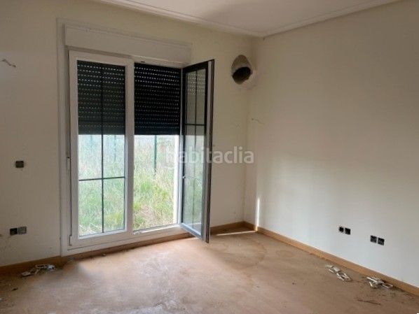 Foto b5fb06bc-69b7-4de0-b676-54e8c4868d5a. Aparcament cotxe a Galilea