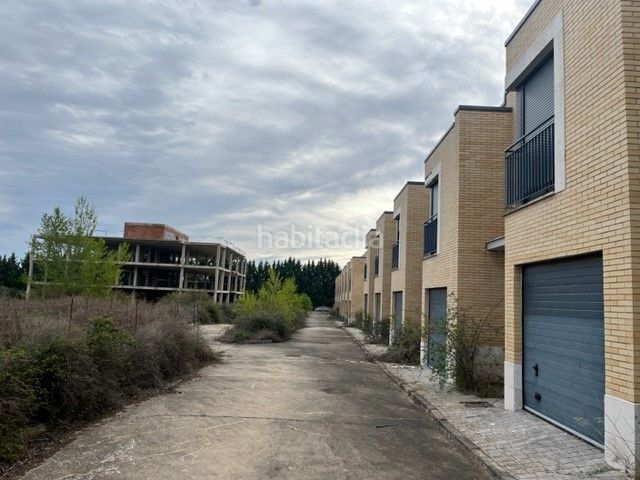 Foto d9276468-2b1b-47d8-a076-67dcf85279b1. Aparcament cotxe a Galilea