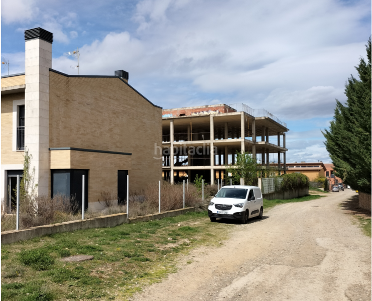 Foto f04db5f3-ba60-4f07-b5c2-5fe22418a12a. Autoparkplatz in Galilea