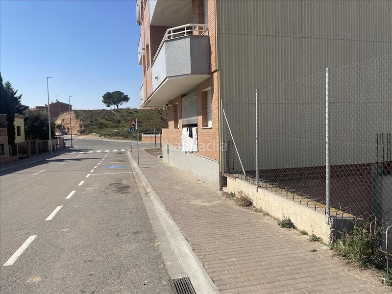 Foto d6325cbd-7aa9-485c-ab18-e446fd595381. Aparcament cotxe a Alcarràs