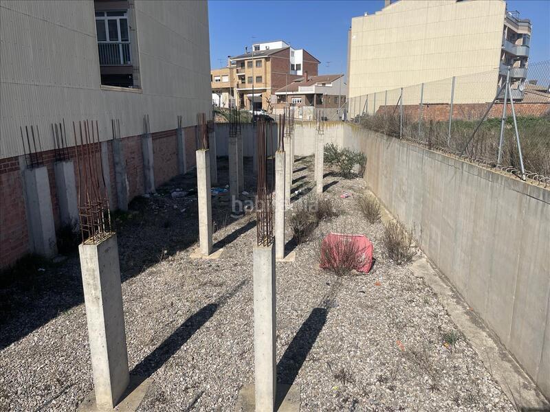 Foto 5c8ec481-fd2c-4d7c-841c-689d3b2c6c6a. Parking voiture dans Alcarràs