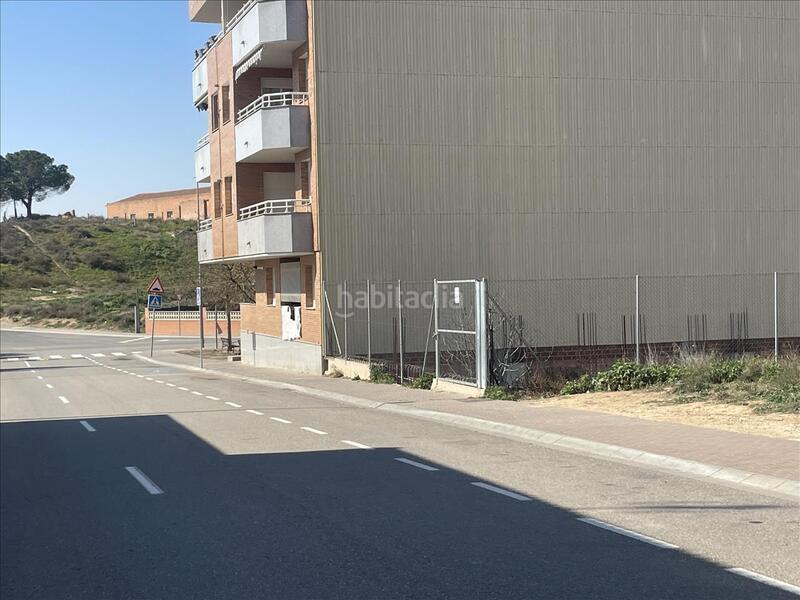 Foto 9c145eb9-d9c2-45af-a561-a50f5912e23d. Parking voiture dans Alcarràs