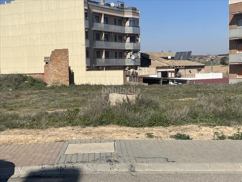 Foto b0926403-6174-4a10-a39e-29d394163d42. Parking voiture dans Alcarràs