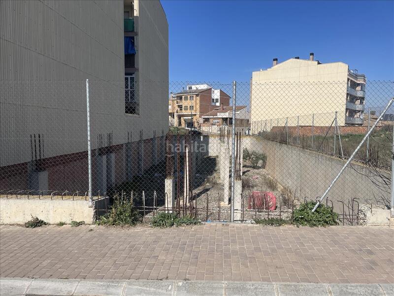 Foto c24d6e2e-8d2c-44aa-b98f-df2e4c5112a3. Parking voiture dans Alcarràs