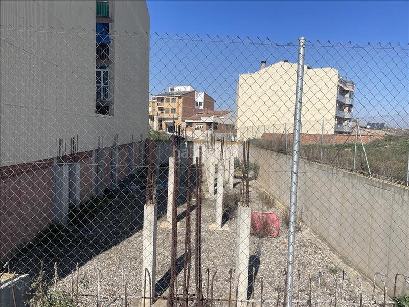 Foto f5f50251-1a03-4475-9818-25e981576a3d. Parking voiture dans Alcarràs