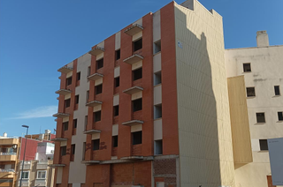 Edificio  Del raval y a la calle marti lhuma