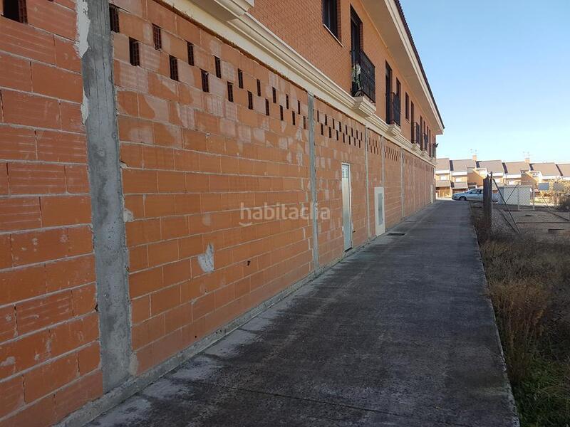 Foto d99163b6-5cbc-4557-b30d-db079e421823. Local commercial dans Recas
