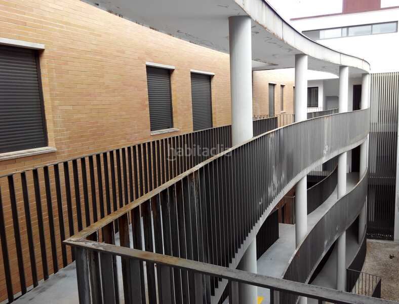 Foto df8926cd-4f6a-4a3f-b3a7-8003c11edb5e. Car parking in Centro Lucena