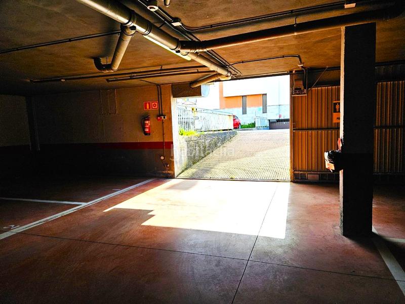 Foto e6837586-178d-49f2-8583-ff0308d6aff8. Parking coche en Colunga