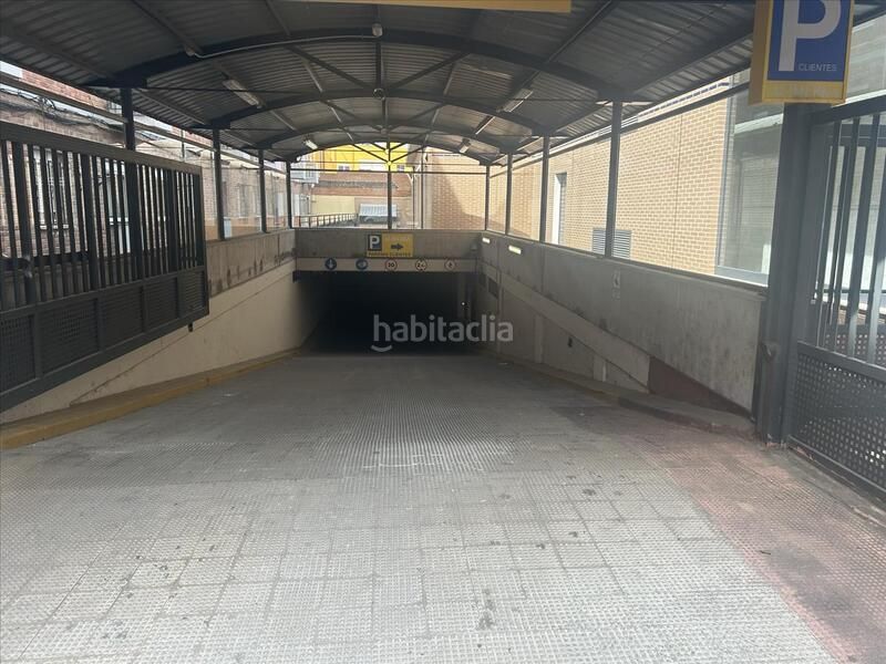 Foto fa171340-1f04-489e-bd00-482369323d7f. Aparcament cotxe a Delicias Valladolid
