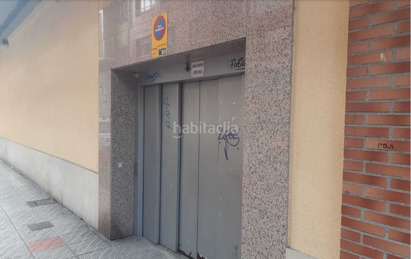 Foto b5e7b0fe-c965-49e7-a17b-07f572e1af88. Parking coche en Sama Langreo