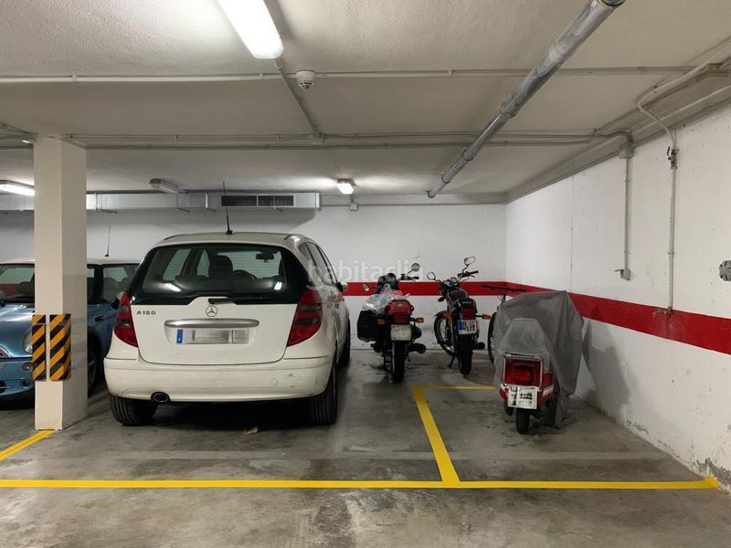 Foto eca288a8-312b-4ea7-bf51-11597025fbda. Parking coche en Los Remedios Sevilla