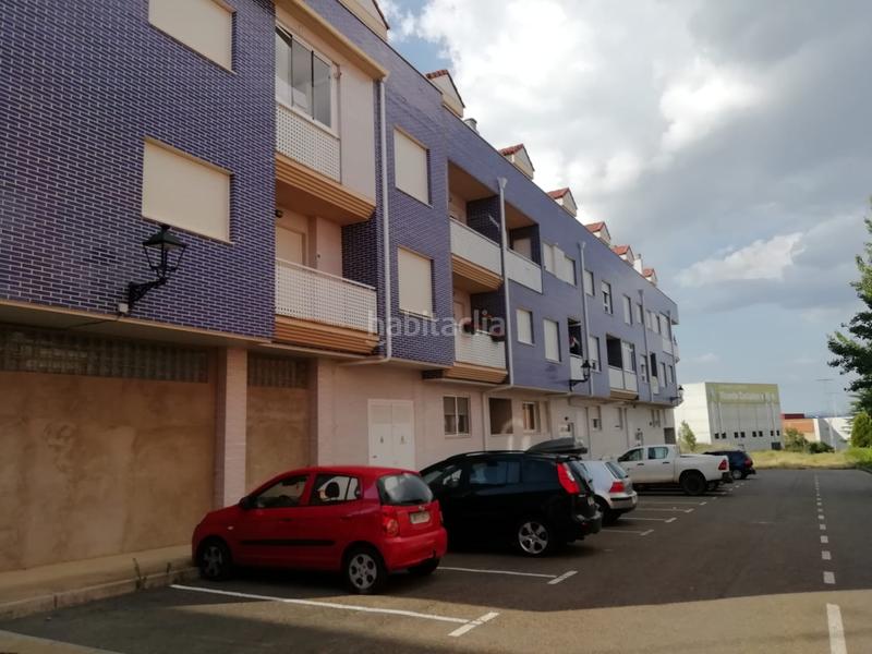 Foto b7562f6d-bf2a-44da-b78d-8395aeecfdea. Parking coche en Valverde de la Virgen