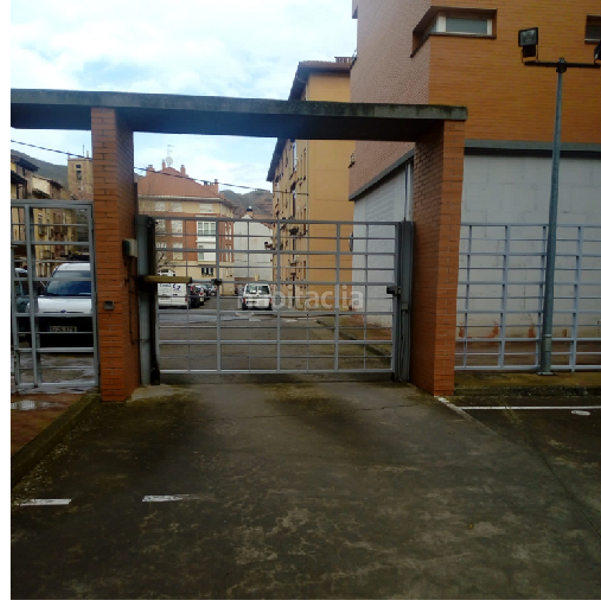Foto a2bc895d-296c-43fb-929a-1801cb04757d. Parking coche en Nájera
