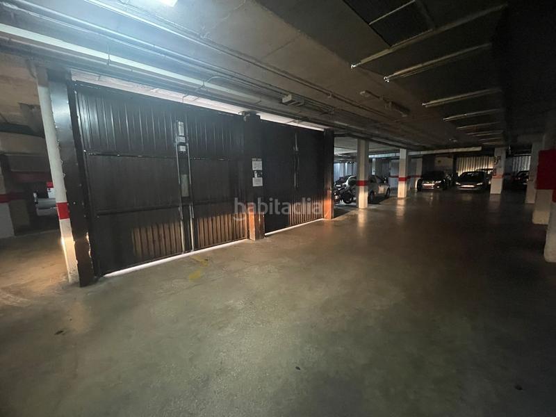 Foto 40d2def8-f32b-43f5-aa3b-5b6a0110f4eb. Parking voiture dans Feria Sevilla