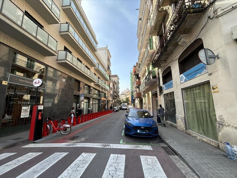Foto b8cf7a8b-63cd-4cab-b61a-bc95d5563977. Local comercial a Hostafrancs Barcelona