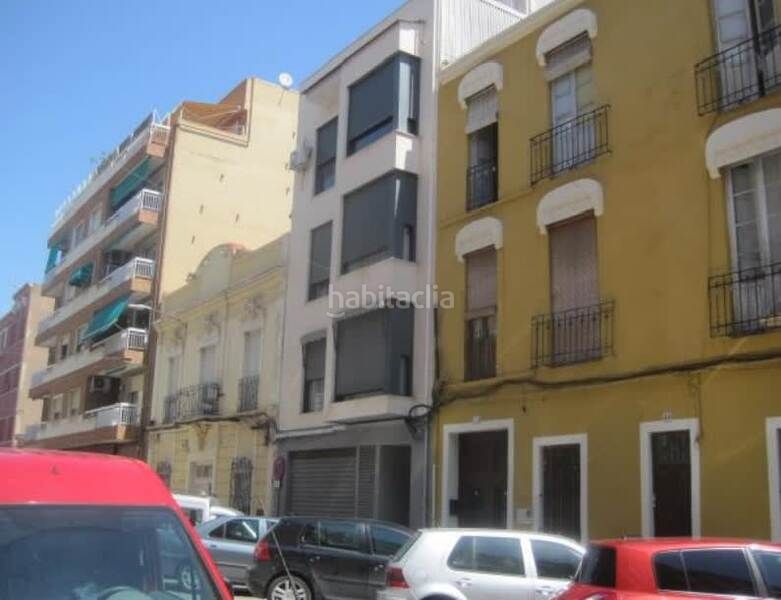 Foto c1916db2-653c-4b24-bd23-45a04e8b5db3. Aparcament cotxe a El Castell Burjassot