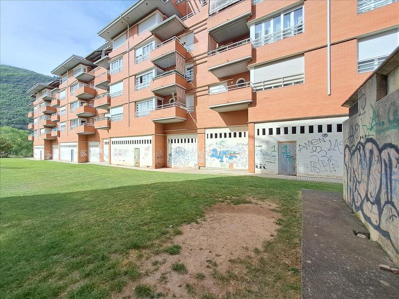 Foto dcb4bef7-ec1d-45f5-b14d-276c0487e332. Local comercial a Flores de Sil - La Placa Ponferrada