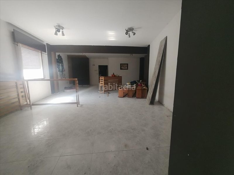 Foto db00b240-7f22-4aa2-bc7a-eeacb02f3003. Edificio en Ponteareas