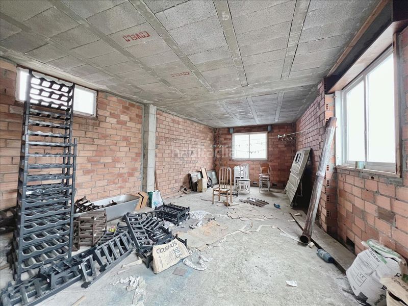 Foto eb4fce7a-e2b6-4ce8-91ed-fc027d6f2906. Edificio en Ponteareas
