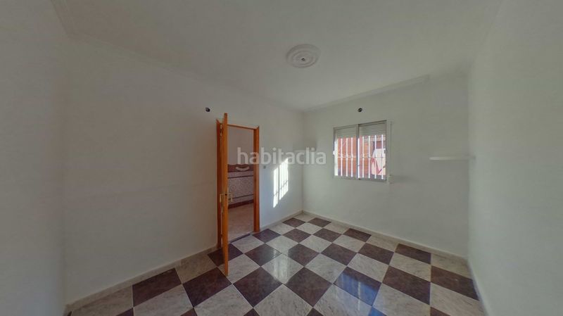 Foto d1b47ade-db89-43ae-8cf9-cd7a3def862e. Casa adossada a Este Mérida