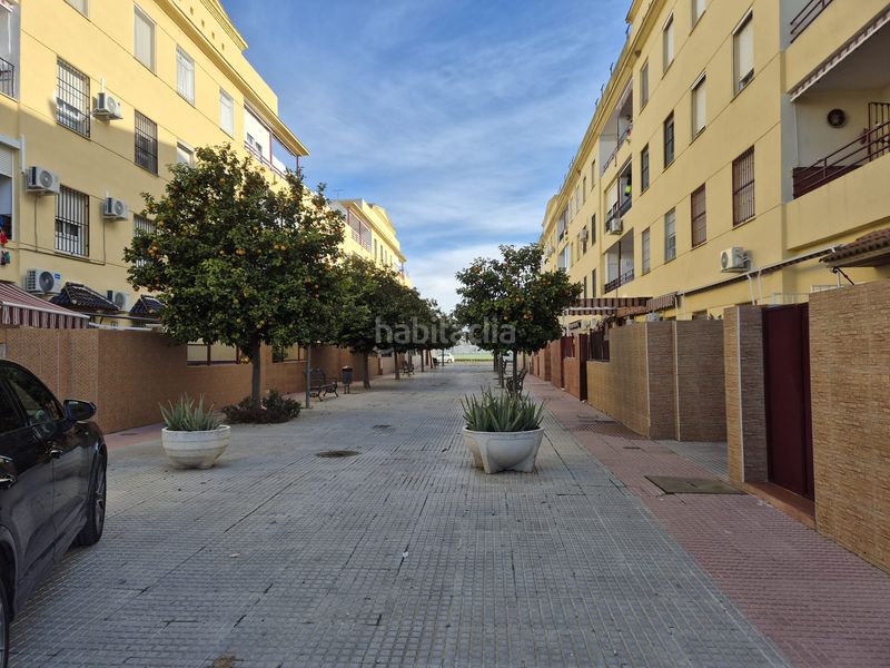 Foto a48905a7-d495-424b-9ae0-4444aee24087. Aparcament cotxe a Lora del Río