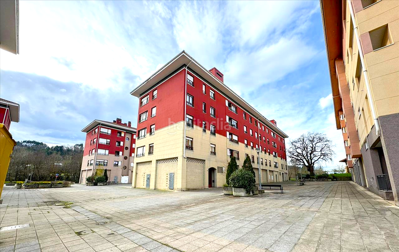 Foto f624d39b-8151-42e8-be76-19e16f127305. Parking coche en Mungia