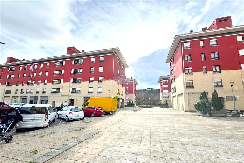 Foto a900261b-dc47-4154-981c-c4cbadbc01c8. Aparcament cotxe a Mungia