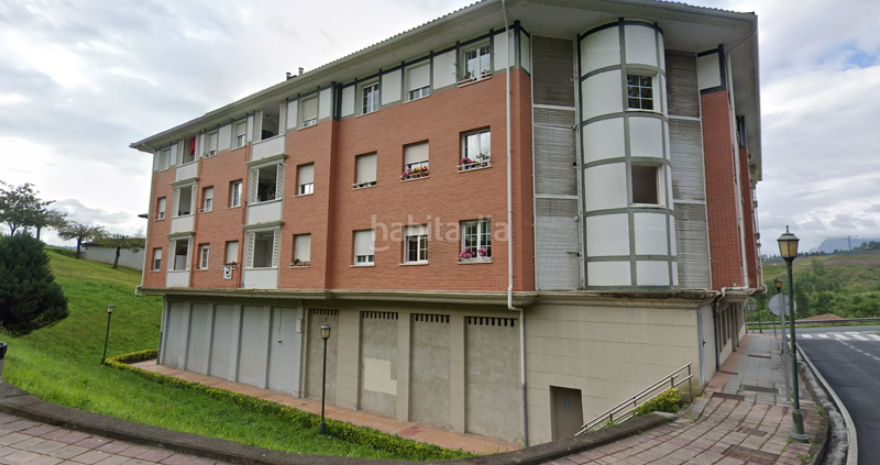 Foto b16b941c-bc6b-4c64-968d-a42b77244256. Parking voiture dans Mallabia