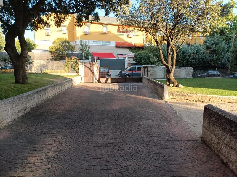 Foto 17d403a0-8e70-4eb5-b1ba-e4c870a63d7e. Parking voiture dans Navalquejigo-Los Arroyos Escorial (El)