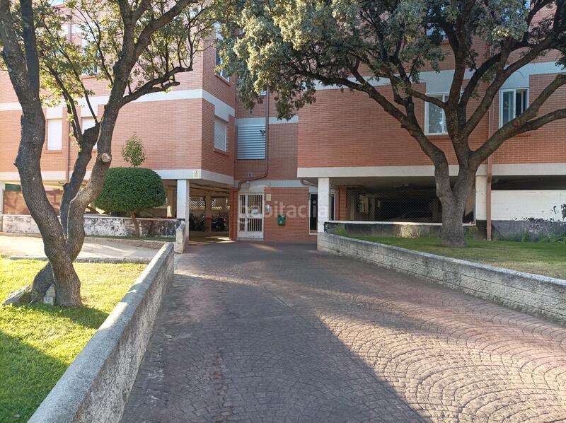 Foto e2f71d6e-7e92-4d9d-99a1-4fc1cd88d401. Parking voiture dans Navalquejigo-Los Arroyos Escorial (El)