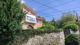 Casa adossada a Santa María de Cayón