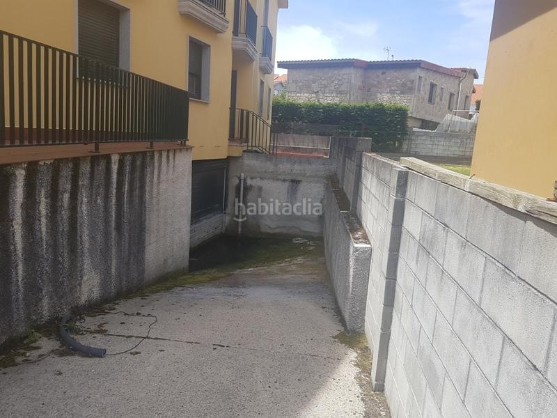 Foto f857d0a7-07e9-471d-bd1e-7aa10d82e445. Parking coche en Aguiño Ribeira