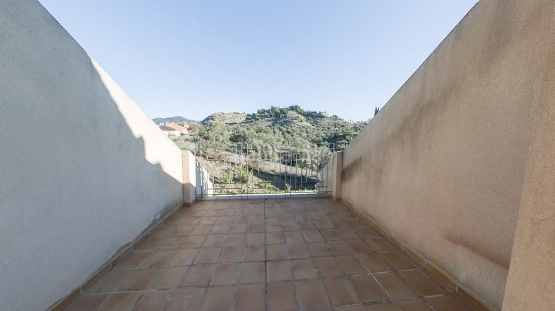 Foto 535a840f-4b13-453b-8514-07191389bb12. Casa adossada amb aparcament a Parque Clavero Málaga