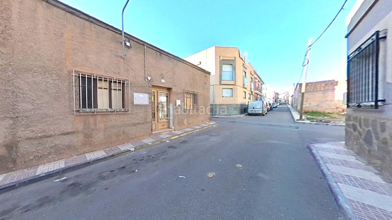 Foto e1bc2938-1d3b-4afb-8aa9-66ed4ad9dbce. Casa adossada a Adra