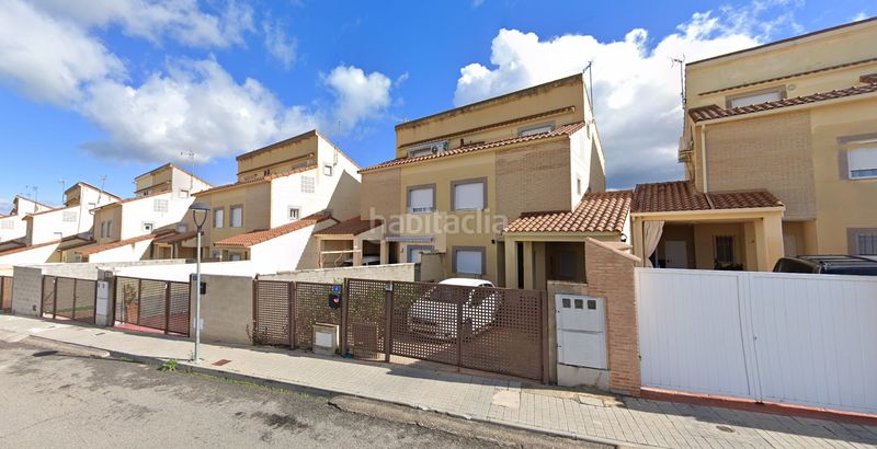 Foto f17b9933-74cd-4d99-8dd0-2bf121d0d3e1. Casa adossada a Magán