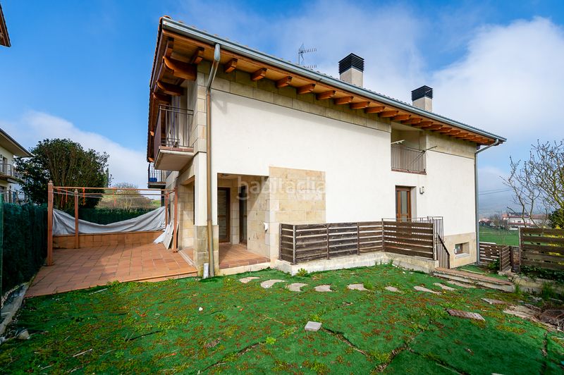 Foto c3c5671c-5eea-47da-ad53-28d996888288. Casa adossada a Urdiain