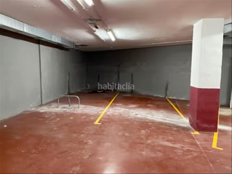 Foto aca54aca-0289-476e-8357-6c863fc8e0c8. Parking voiture dans Fene