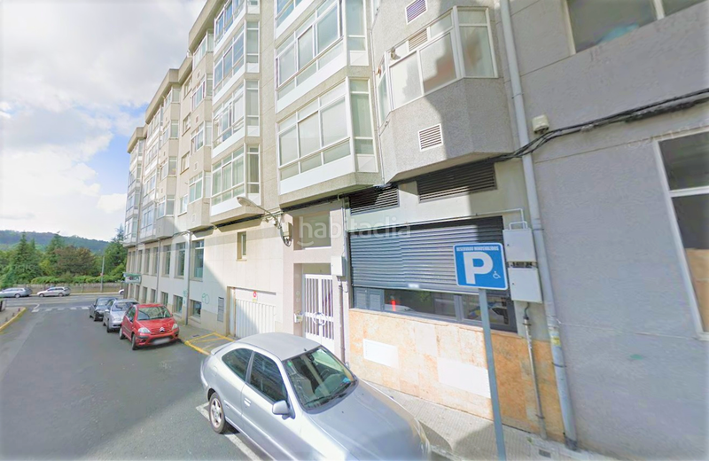 Foto c97ca909-1a63-4ba2-8350-4dc46628906e. Parking voiture dans Fene