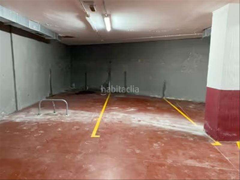 Foto cf0575ad-c284-4920-9828-500d582d1b41. Parking voiture dans Fene