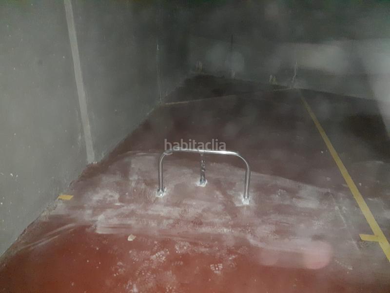 Foto e50935f0-633f-4282-933b-16ca9872e8d8. Parking voiture dans Fene